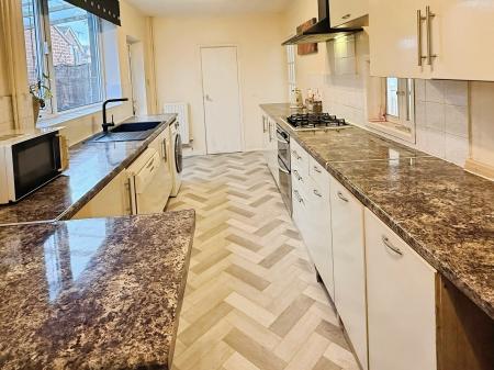 4 bedroom Detached house for sale in Kent Drive, Oadby, LE2