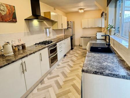 4 bedroom Detached house for sale in Kent Drive, Oadby, LE2