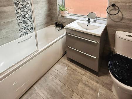 4 bedroom Detached house for sale in Kent Drive, Oadby, LE2