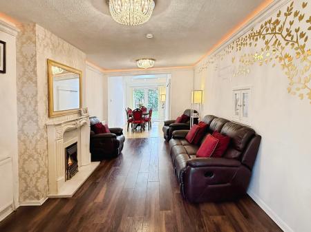 4 bedroom Detached house for sale in Kent Drive, Oadby, LE2