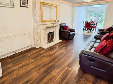 4 bedroom Detached house for sale in Kent Drive, Oadby, LE2