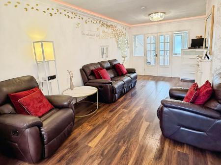 4 bedroom Detached house for sale in Kent Drive, Oadby, LE2