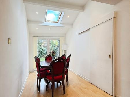 4 bedroom Detached house for sale in Kent Drive, Oadby, LE2