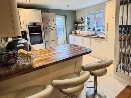 4 bedroom Detached house for sale in Peters Drive, Leicester, LE5