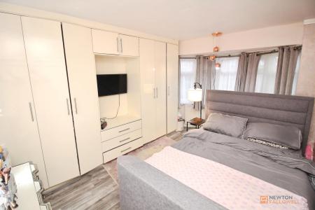 3 bedroom Semi-detached house for sale in Cairnsford Road, West Knighton, LE2