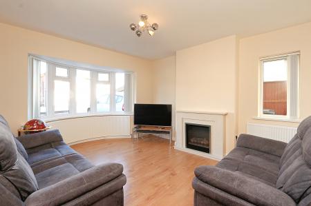 2 bedroom Semi-detached bungalow for sale in Foxhunter Drive, Oadby, Leicester, LE2