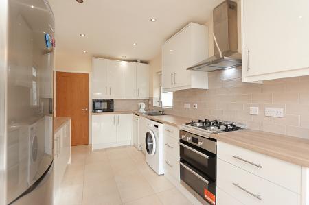 2 bedroom Semi-detached bungalow for sale in Foxhunter Drive, Oadby, Leicester, LE2