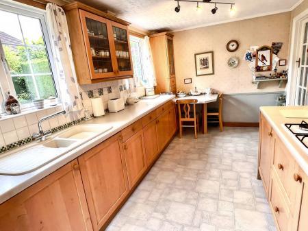 3 bedroom Semi-detached house for sale in Carfax Avenue, Oadby, LE2