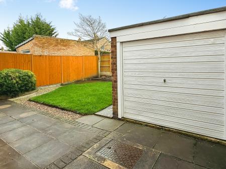 3 bedroom Detached house for sale in Kensington Close, Oadby, Leicester, LE2
