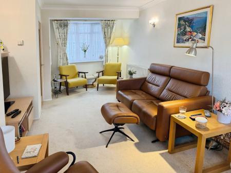 3 bedroom Detached house for sale in Kensington Close, Oadby, Leicester, LE2