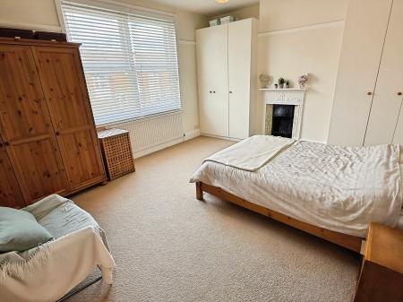4 bedroom Terraced House for sale in Aylestone Road, Aylestone, Leicester, LE2