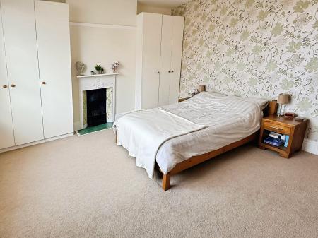 4 bedroom Terraced House for sale in Aylestone Road, Aylestone, Leicester, LE2