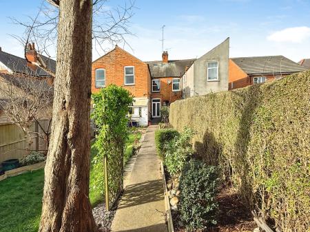4 bedroom Terraced House for sale in Aylestone Road, Aylestone, Leicester, LE2