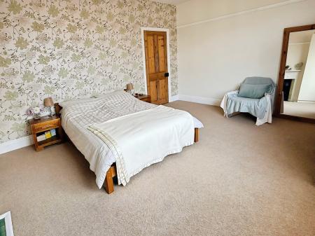 4 bedroom Terraced House for sale in Aylestone Road, Aylestone, Leicester, LE2