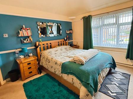 3 bedroom Terraced House for sale in The Littleway, Rowlatts Hill, Leicester, LE5