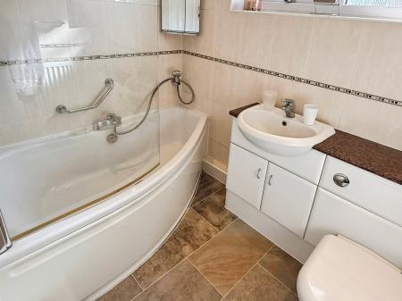 2 bedroom Detached bungalow for sale in Coombe Rise, Oadby, Leicester, LE2