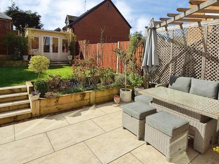 4 bedroom Detached house for sale in Holbrook, Oadby, LE2