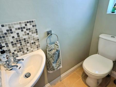 4 bedroom Detached house for sale in Holbrook, Oadby, LE2