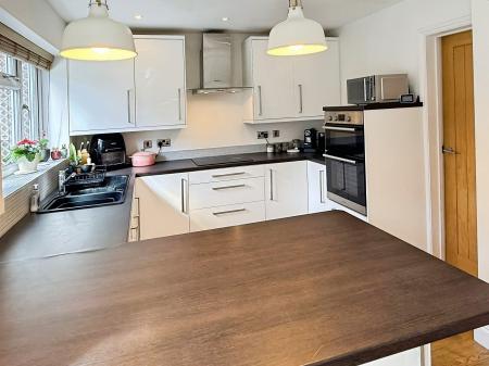 4 bedroom Detached house for sale in Holbrook, Oadby, LE2