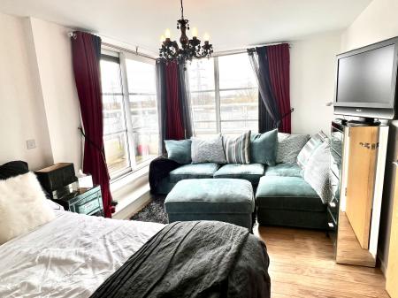 3 bedroom Apartment to let in Watkin Road, Leicester, LE2