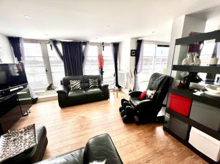 3 bedroom Apartment to let in Watkin Road, Leicester, LE2