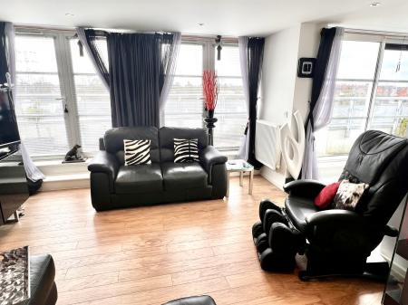 3 bedroom Apartment to let in Watkin Road, Leicester, LE2