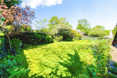 4 bedroom Detached house for sale in Fitzwilliam Close, Oadby, LE2