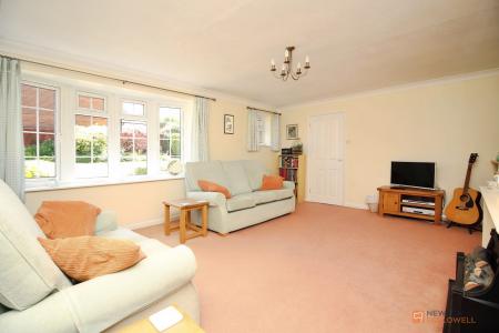4 bedroom Detached house for sale in Fitzwilliam Close, Oadby, LE2