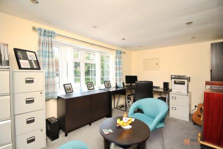 4 bedroom Detached house for sale in Fitzwilliam Close, Oadby, LE2