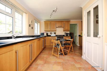 4 bedroom Detached house for sale in Fitzwilliam Close, Oadby, LE2