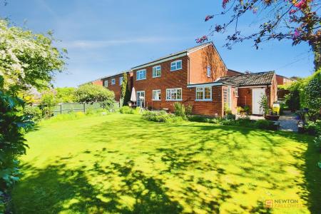 4 bedroom Detached house for sale in Fitzwilliam Close, Oadby, LE2
