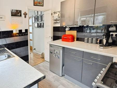 3 bedroom Semi-detached house for sale in Aylestone Drive, Leicester, LE2