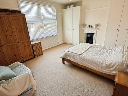 4 bedroom Terraced House for sale in Aylestone Road, Leicester, LE2