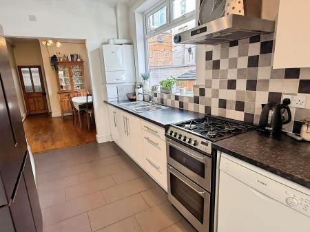4 bedroom Terraced House for sale in Aylestone Road, Leicester, LE2