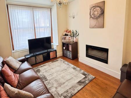 4 bedroom Terraced House for sale in Aylestone Road, Leicester, LE2