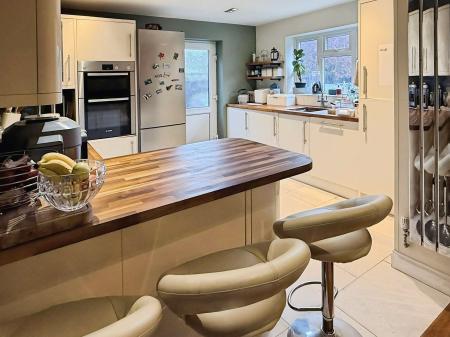 4 bedroom Detached house for sale in Peters Drive, Leicester, LE5