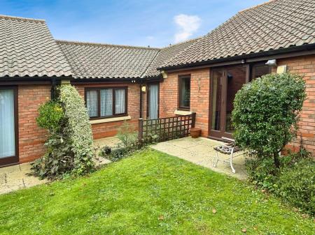 2 bedroom Terraced bungalow for sale in Honeywell Close, Oadby, LE2