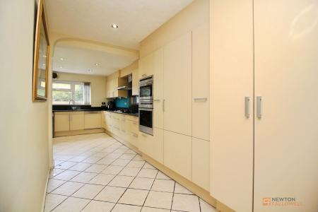 5 bedroom Detached house for sale in Chalvington Close, Leicester, LE5