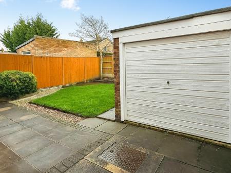 3 bedroom Detached house for sale in Kensington Close, Oadby, LE2