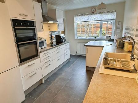 3 bedroom Detached house for sale in Kensington Close, Oadby, LE2