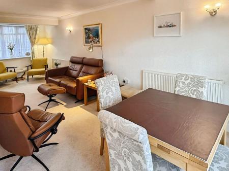 3 bedroom Detached house for sale in Kensington Close, Oadby, LE2