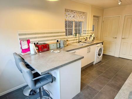 3 bedroom Detached house for sale in Kensington Close, Oadby, LE2