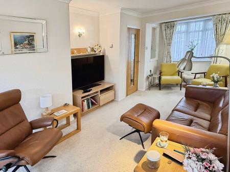 3 bedroom Detached house for sale in Kensington Close, Oadby, LE2