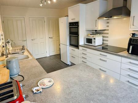 3 bedroom Detached house for sale in Kensington Close, Oadby, LE2