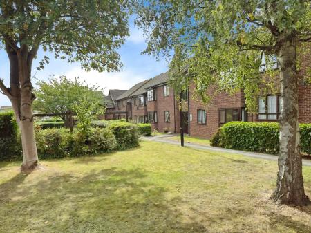 1 bedroom Flat for sale in St. Pauls Close, Oadby, LE2