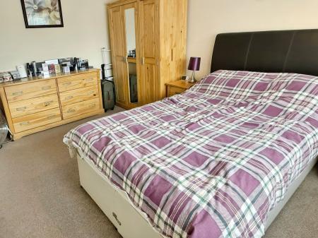 3 bedroom Semi-detached house for sale in Flatholme Road, Leicester, LE5