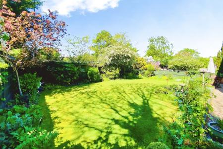 4 bedroom Detached house for sale in Fitzwilliam Close, Oadby, LE2