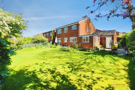 4 bedroom Detached house for sale in Fitzwilliam Close, Oadby, LE2