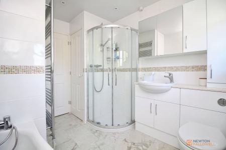 4 bedroom Detached house for sale in Fitzwilliam Close, Oadby, LE2