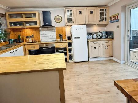 4 bedroom Detached house for sale in Church Road, Evington, LE5